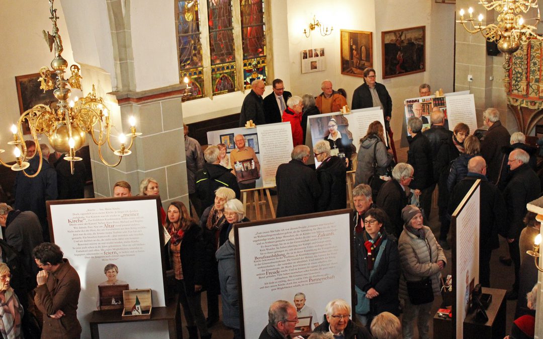 „Was bleibt“ und „Nicht(s) vergessen“: Ausstellung und Veranstaltungsreihe in St. Simeonis eröffnet