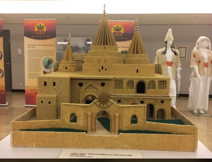 Ausstellung „Ezidi – Offene Lebenswelten“ in der St.-Simeonis-Kirche