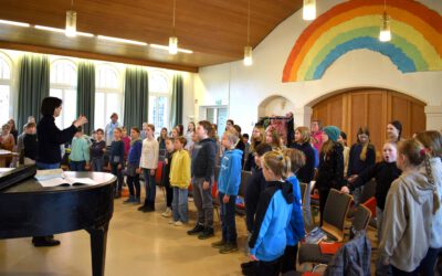 Aus dem Vollen geschöpft: Gleich fünf Kinderchöre proben gemeinsam für die „Musik für die Schöpfung“ in der Christuskirche