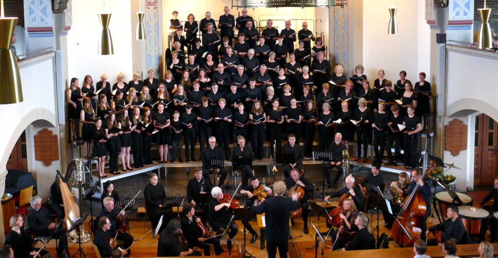 Ein Chor und Orchester im Konzert in einer Kirche